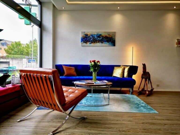 Warme Sofaecke im Zukunftsbüro Stäfa